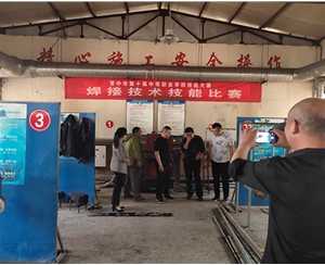 和靈石縣第一職業(yè)高中校領(lǐng)導(dǎo)在?？疾?
                                        class=